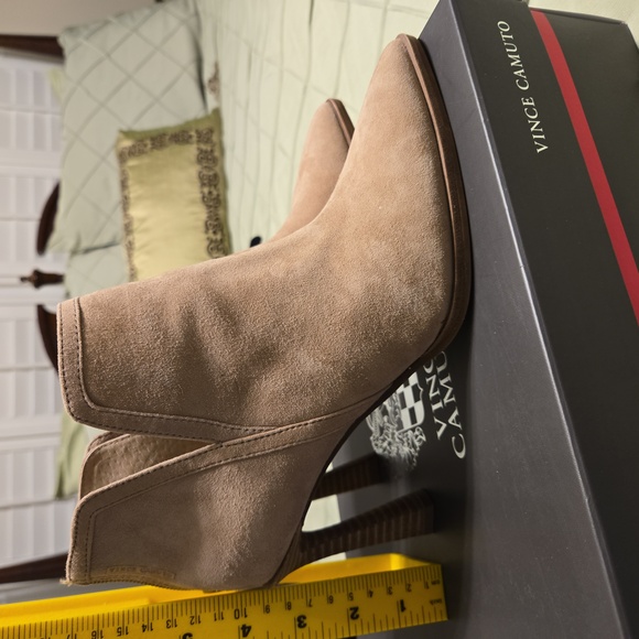 Vince Camuto Pentila booties. Tan suede,  size 8M - Picture 7 of 11